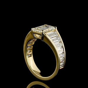 Bague de fiançailles vintage en or jaune 14 carats avec diamant taille émeraude de 2 carats certifié IGI, sertie en canal, avec bande baguette - Product Image 2