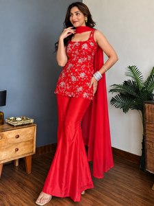 Nouvelle Tendance Ensemble Coordonné Kurta et Pantalon Évasé Rouge Cerise et Ivoire avec Broderie Folklorique, Tenue Ethnique Moderne Indo-Occidentale - Product Image 6