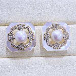 Boucles d'oreilles en cristal de perle naturelle de luxe Zhuji, design carré en coquille, avec aiguille en argent S925 de luxe léger, perles blanches - Product Image 4