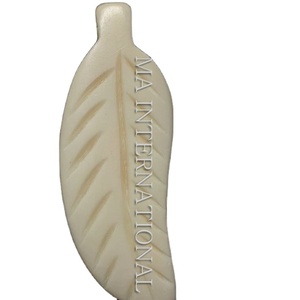 Colliers de pendentifs artisanaux en os faits à la main Bijoux de crémation avec un design élégant pour cadeau provenant directement de l'Inde - Product Image 1