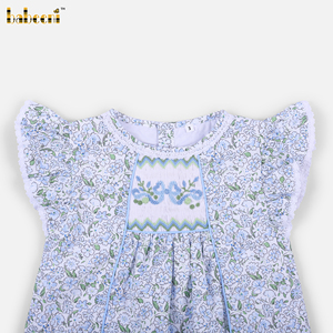 Robe mini sans manches smockée à fleurs bleu clair pour filles Babeeni DR4616, ourlet festonné, ODM, printemps-été pour enfants, 100% coton - Product Image 1