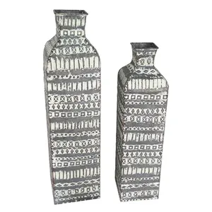 Juego de 2 jarrones de metal de cuello largo, ideales para interiores de estilo loft y presentaciones de flores con diseños decorativos llamativos, en color plateado. - Product Image 3