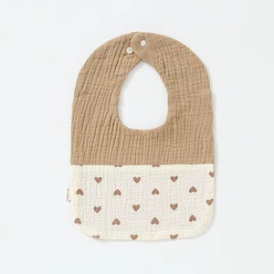 Bavoirs bébé beige et vert menthe en coton antibactérien, design minimaliste - Product Image 6