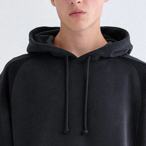 Hoodie pull-over pour homme, design minimaliste, couleurs contrastées, manches longues et tissu raffiné, pour commande en gros. - Product Image 2