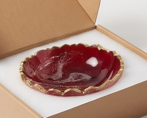 Bol décoratif élégant en résine rouge avec bordure dorée, fait main, style glamour, centre de table pour la décoration. - Product Image 6