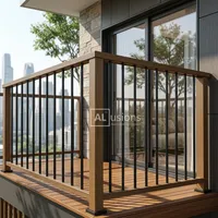 Rampe de balcon moderne en bois avec balustres en métal noir, garde-corps extérieur durable pour un style extérieur de maison contemporain