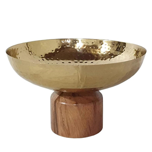 Bol en métal martelé doré avec un piétement en bois robuste, créant une pièce d'appoint époustouflante pour une décoration intérieure élégante. - Product Image 5