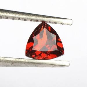 พลอยโกเมนสีแดงธรรมชาติทรงทริลเลียนเจียระไนแบบเหลี่ยมเพชรพลอย  ขนาดมาตรฐาน  ได้รับการรับรอง  ไม่ผ่านการปรับแต่ง  พร้อมสำหรับการฝังในเครื่องประดับ - Product Image 5