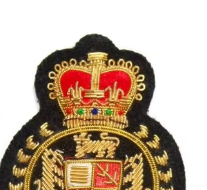 Badges de luxe brodés à la main avec paillettes, épingles de sûreté sans nickel de haute qualité, respectueuses de l'environnement, en feutre, dentelle et fil de soie doré pour blazer - Product Image 3