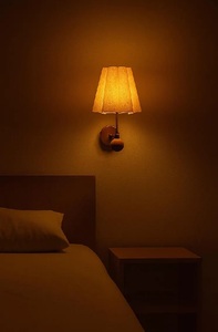 Lampe murale scandinave CH avec abat-jour en lin et base en bois, éclairage décoratif intérieur pour salon - Product Image 3