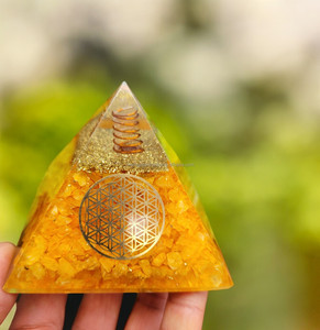 Lớn <span class=keywords><strong>3</strong></span> "orgonite kim tự tháp với Citrine đá quý chip orgone Máy phát điện năng lượng kim tự tháp nóng bán số lượng lớn nhựa Epoxy đá thủ công - Product Image 1