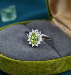 Anillo de Plata de Ley con Peridoto Genuino y Halo de Circonitas, Anillo Apilable con Piedra de Peridoto Natural - Product Image 4