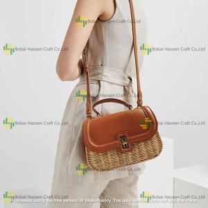 Sac à bandoulière bohème en paille tressée avec poignée supérieure en cuir et fermeture à fermoir pour femme, usage quotidien - Product Image 1