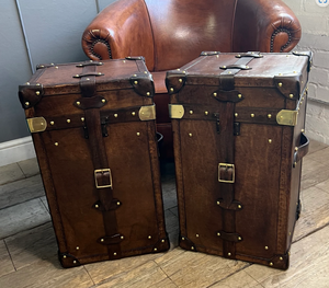 Ensemble de coffres vintage en cuir et bois, meuble de rangement antique, table d'appoint et armoire avec clous et sangles en laiton - Product Image 1