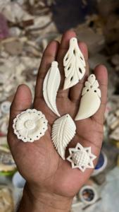 Pendentifs en os sculptés à la main blancs, breloques en os de bovin naturel, fournitures de bijoux, style tribal bohème, bijoux artisanaux en os animal - Product Image 3