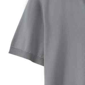 Polo décontracté chic avec détails contrastés sur le col et les manches pour un look tendance et jeune aujourd'hui - Product Image 4