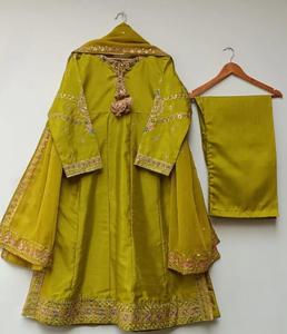 Colección Ssumaira: La camisa A-panel presenta un elegante corte acampanado en un lado. - Product Image 2