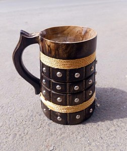 Mug à bière en bois poli fait main, personnalisé et gravé, style viking rustique médiéval, écologique et de collection - Product Image 5
