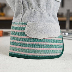 Guantes de trabajo de cuero vacuno duradero para trabajos pesados en construcción e industria, con forro de lana en el interior y puño reforzado con goma. - Product Image 5