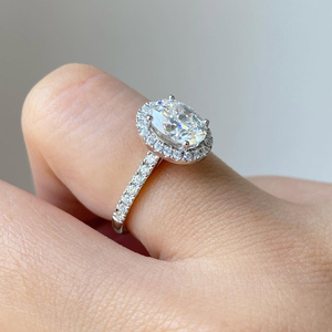 แหวนแต่งงานเพชรทรงรี 2 กะรัต ดีไซน์หรูหรา ประดับเพชรรอบวง ทอง 14k ระยิบระยับ สวยงามสง่า เป็นของขวัญแต่งงานที่เหนือกาลเวลา - Product Image 4