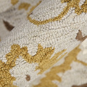 Tapis en laine tufté à la main à motifs floraux, jaune moutarde et ivoire avec accents marron, support en coton pour intérieurs traditionnels - Product Image 3
