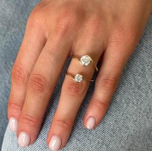 Magnifique bague en or jaune 18 carats avec diamant rond de 0,51 carat VS2, style crossover, idéale pour les fêtes, mariages, anniversaires, etc. - Product Image 4