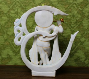 Nirmala Handicrafts - Estatua de Om Krishna Hecha a Mano con Resina y Polvo de Mármol |   Ídolo Tradicional de Lord Krishna Tocando la Flauta - Product Image 5