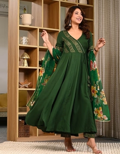 Salwar Kameez en soie rayonne imprimée verte KV avec pantalon et dupatta pour l'automne - Product Image 4