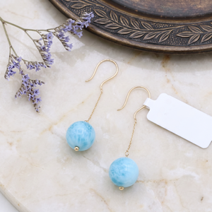 Boucles d'oreilles pendantes géométriques en larimar naturel, lisses, en or jaune 18 carats, faites à la main, bijoux pour femmes pour les occasions de mariage et de fête - Product Image 1