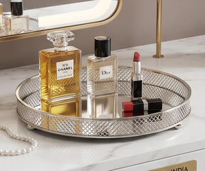 Plateau de service tendance en aluminium et verre avec un élégant découpage rond, parfait pour la présentation élégante de cosmétiques - Product Image 5