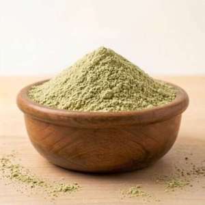 Poudre de feuilles de Moringa de qualité naturelle en gros, extrait végétal avec protéines et vitamines, emballée sous vide dans un récipient en plastique - Product Image 1