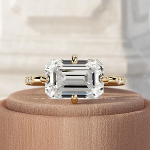 Bague de fiançailles Art Déco en diamant de laboratoire taille émeraude, design East West, or massif 18 carats, 4 carats, certifiée IGI, vente en gros pour femmes - Product Image 1
