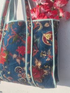 Sac fourre-tout matelassé réversible en velours avec imprimé oiseaux – Sac à bandoulière XL matelassé pour femme – Logo personnalisé – Sac de voyage et de shopping tendance - Product Image 2