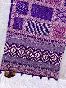 Sari en crêpe de satin de qualité supérieure avec imprimé Ajrakh, travail de miroir véritable et pampilles, ensemble avec blouse assortie - Fournisseur mondial - Product Image 6