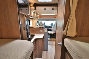 Autocaravana Económica Tipo Alcove, Modelo 2016, Blanca, Euro 5, para 4-6 Personas, Viajes Familiares de Lujo con Piso Acrílico - Product Image 6