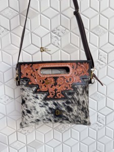 Bolso de hombro de cuero vacuno con grabado artesanal, estilo gitano bohemio, hecho a mano, estilo western, elegante, para mujer. - Product Image 1