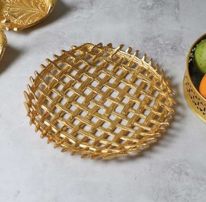 Plateau à fruits de luxe en aluminium doré – Plateau de service décoratif à motif en treillis pour table, collations et décoration intérieure - Product Image 3