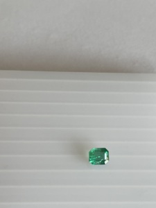 พลอยมรกตทรงแปดเหลี่ยมเจียระไนธรรมชาติ 1.16 กะรัต ขนาด 6.5x5.5x4.5 มม. พลอยสีเขียวมีค่าสำหรับทำแหวนและเครื่องประดับสั่งทำ - Product Image 4