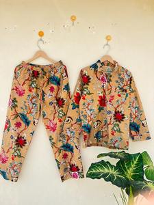 Conjunto de Pijama Unisex de Algodón Orgánico 100% Puro de la India, Suave y Transpirable, Pantalón Largo y Camisa con Estampado Floral - Product Image 2