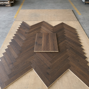 Plancher en bois franc contrecollé en chêne blanc à chevrons, 3 couches, 3,54 po x 5/8 po x 30 po, qualité Select Classic - Product Image 1