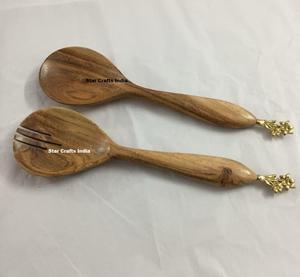 Ensemble cuillère et fourchette à salade en bois avec manche sculpté, ustensiles de cuisine en bois naturel faits à la main pour mélanger, saupoudrer et servir - Product Image 5