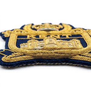 Écusson brodé main sur mesure en fil doré pour blazer, armoiries familiales et de société d'historique, vente en gros - Product Image 5