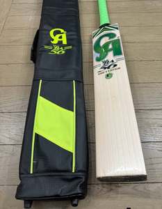 Bate de críquet CA Sports Gold BA 56 Kings Edition ligero de madera de sauce inglés con funda, agarre adicional y lámina protectora incluidos - Product Image 1