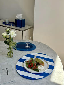 Set de table rond en MDF laqué de qualité supérieure avec un design à rayures contrastées, conçu pour une table à manger élégante et luxueuse. - Product Image 5