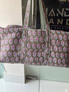 Sac de voyage matelassé en coton avec deux poignées, motif floral Kantha, fermeture ouverte, sac de shopping - Product Image 3