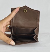 Magnifique mini porte-monnaie en cuir véritable avec motif à carreaux marron et couleur chair, orné de diamants et de fleurs brodées