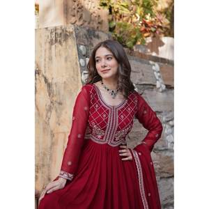 Robe trapèze en mousseline multicolore avec broderies de paillettes et de perles pour les occasions festives - Product Image 5