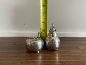 Salière et poivrière en métal argenté en forme de fruit, élégante et créative, accessoire de table pour la maison et les cafés, provenant d'Inde. - Product Image 4