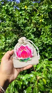 Bolsa premium mini dhori de yute con hermosas pegatinas para regalos de ocasiones especiales como bodas, festivales y Ramadán en India. - Product Image 2