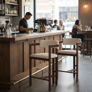 Chaise de salle à manger, de bar ou d'hôtel Indika, scandinave, moderne, fonctionnelle, robuste, en teck massif, élégante, avec dossier et accoudoirs courbes. - Product Image 5